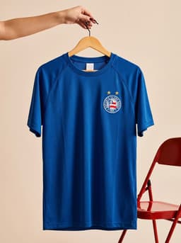 Camiseta dry fit azul com escudo do Bahia no cabide