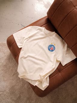 Camiseta branca do Bahia sobre o puff