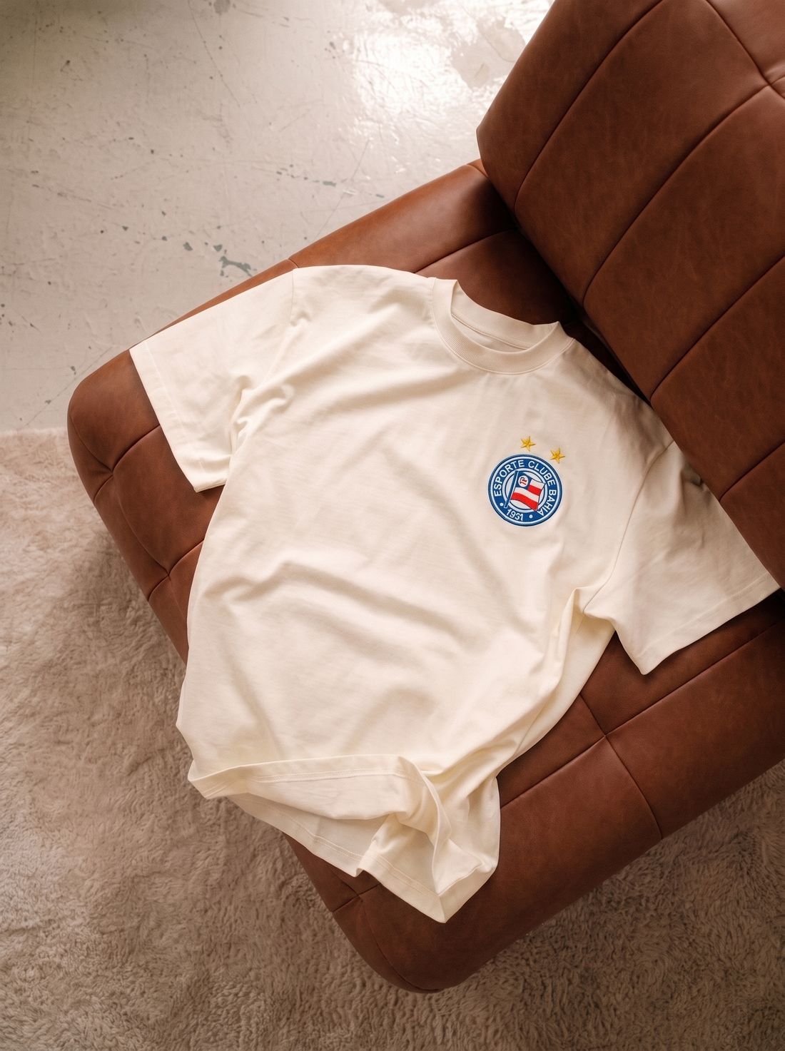 Camiseta do Bahia sobre a poltrona