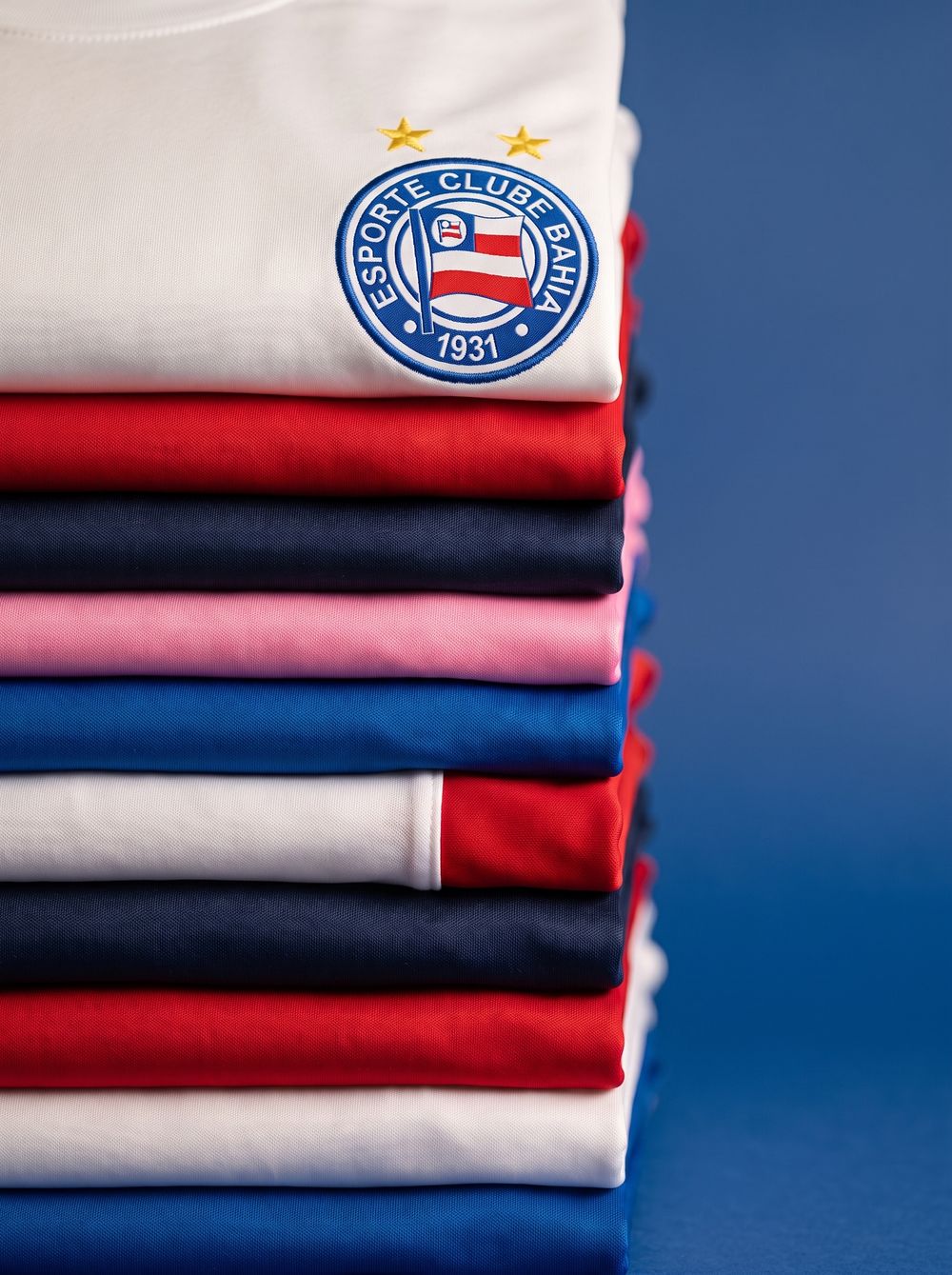 Pilha de camisetas da coleção Bahia